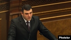 Геворк Костанян выступает с трибуны Национального Собрания, Ереван, 30 сентября 2013 г.  