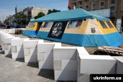 Намет «Все для перемоги» на площі Свободи у Харкові. Після того, як мер Геннадій Кернес виступив за знесення намету, його взяли під охорону парламентарії і поліція. Намет також огородили захисними блоками. Харків 14 травня 2019 року