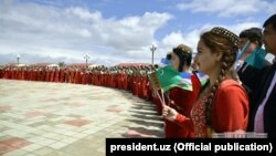 Horezmde türkmen prezidentini garşylaýarlar.