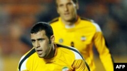 عماد محمد رضا، زننده نخستین گل سپاهان بعد از گل شادی می کند.