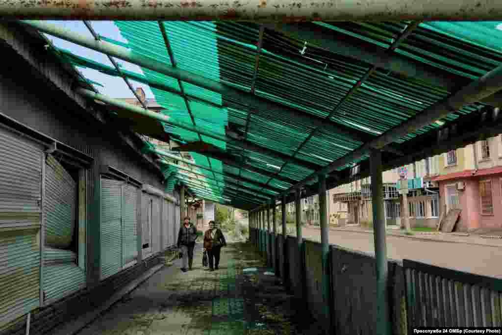 У місті продовжують працювати три ринки. Крім них, є два стихійні базари, працюють маленькі продуктові магазини й аптеки