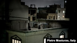 عکسی از مجموعه «از پشت بام‌های تهران» که جایزه اول ورلد پرس فوتوی امسال را از آن خود کرد