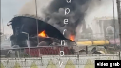 Згорілий резервуар на нафтобазі Феодосії, жовтень 2025 року, скріншот із відео