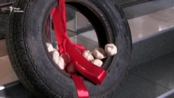 Черкаські активісти принесли в управління обласної поліції «оберіг від нечисті» (відео)