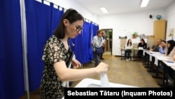 O tânără din Cluj-Napoca votează la alegerile prezidențiale din 2025. 