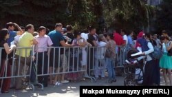 Очередь на подачу документов по  программе «Доступное жилье — 2020». Алматы, 10 июля 2013 года.