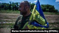 Зураб Чихелідзе встановлює на бліндаж український прапор із написом «Слава Україні! Слава мужнім синам Грузії!»