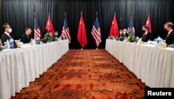 АКШнын Мамкатчысы Э.Блинкен (оңдо экинчи), АКШ Президентинин Улуттук коопсуздук боюнча кеңешчиси Ж. Салливан (оңдо), Кытай КП БК Тышкы иштер комиссиясынын кеңсесинин башчысы Ян Цзечи (солдо экинчи) жана КЭРдин тышкы иштер министри Ван И (солдо). Анкориж, Аляска, АКШ. 18.3.2021.