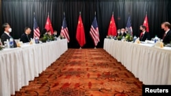 АКШнын Мамкатчысы Э.Блинкен (оңдо экинчи), АКШ Президентинин Улуттук коопсуздук боюнча кеңешчиси Ж. Салливан (оңдо), Кытай КП БК Тышкы иштер комиссиясынын кеңсесинин башчысы Ян Цзечи (солдо экинчи) жана КЭРдин тышкы иштер министри Ван И (солдо). Анкориж, Аляска, АКШ. 18.3.2021.