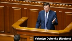 Украинанын башкы прокурору Юрий Луценко, маңдайында Надежда Савченко. Киев. 22-март, 2018-жыл.