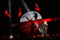 راجر واترز در کنسرت «دیوار» در استادیوم المپیک برلین، سپتامبر ۲۰۱۳