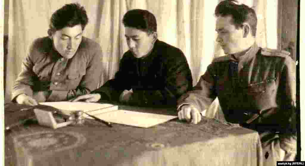 Асек Урмамбетов согуштан келгенден кийин Жети-Өгүз районунда бухгалтер болуп иштеп тургандагы сүрөтү. 1948-жыл. (Жеке архивдеги сүрөт)