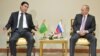 Türkmenistanyň prezidenti Gurbanguly Berdimuhamedow (çepde) we Orsýetiň prezidenti Wladimir Putin Eýranyň paýtagty Tähranda duşuşýarlar. 23-nji noýabr, 2015 ý.