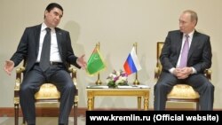Türkmenistanyň prezidenti Gurbanguly Berdimuhamedow (çepde) we Orsýetiň prezidenti Wladimir Putin Eýranyň paýtagty Tähranda duşuşýarlar. 23-nji noýabr, 2015 ý.