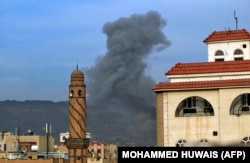 Саудиялыктар жетектеген эл аралык коалиция абадан сокку ургандан кийинки Йемендин борбору Санаа шаары. 2020-жылдын 16-июну.