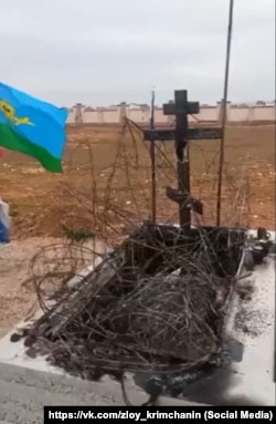 Сожженная могила Владимира Цыгония в Евпатории, 12 февраля 2023 года