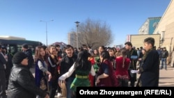 Майрамды гана тартууну талап кылган жаштар тобу. Видеокамеранын алдына келип, ырдап-бийлеп жатышты. Астана.