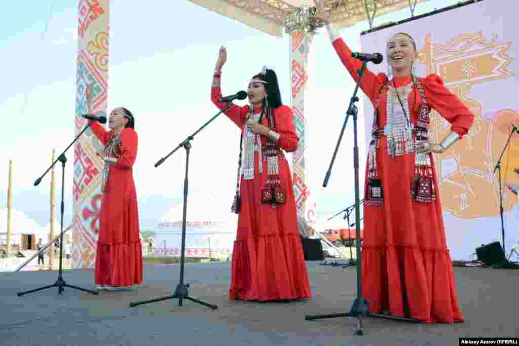 В программе фестиваля &ndash; концерт этнической музыки. На сцене поют девушки из ансамбля &laquo;Айархаан&raquo;, который приехал из Республики Саха (Якутии). На этом фото запечатлен момент исполнения песни &laquo;Ледовитый океан&raquo;, тема которой сильно контрастирует с алматинской жарой конца июня. Корреспондент Азаттыка заглянул в список других участников концерта. Среди них есть мастера искусства из Венгрии, Бурятии, Алтая, Кыргызстана, Тывы, Монголии.