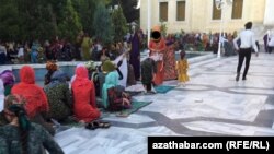 Türkmenistandaky metjitleriň biriniň daşynda aýal-gyzlar (Arhiw suraty)
