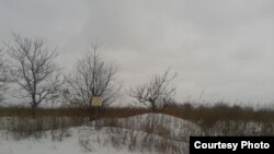 Щит з написом «Острожно, мины» та перекладом на німецьку«Achtung, Minen» (фото автора)