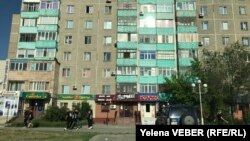 Открывшиеся после смягчения карантина объекты и прогуливающиеся люди на улице в Темиртау. 29 мая 2020 года.