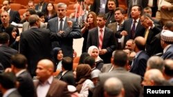 جر و بحث نمایندگان پارلمان عراق پیش از اینکه نشست مجلس توسط سنی‌ها و کردها از حد نصاب بیفتد.