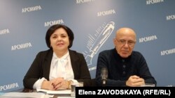 На фото: научный сотрудник отдела экономики ЦСИ Иллона Мирцхулава и директор ЦСИ, кандидат философских наук Олег Дамения