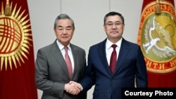 Министр иностранных дел Кыргызстана Ван И с президентом Кыргызстана Садыром Жапаровым. Бишкек, 19 ноября 2025 года