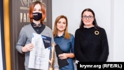 Журналіст Радіо Свобода Галина Терещук (крайня праворуч), сестра зниклого в 2014 році під час російської окупації Криму активіста Тимура Шаймарданова Ксенія Фесик і син Тимура Марк під час вручення Крим.Реалії премії «Високі стандарти журналістики», Львів, 12 грудня 2020 р.