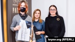 Журналист Радіо Свобода, автор Крим.Реалии Галина Терещук (крайняя справа), сестра пропавшего в 2014 году во время российской оккупации Крыма активиста Тимура Шаймарданова Ксения Фесик и сын Тимура Марк во время вручения Крим.Реалии премии «Высокие стандарты журналистики», Львов, 12 Декабря 2020 года