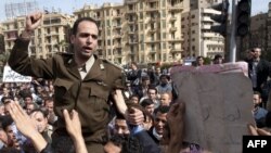 سرباز مصری بر روی دوش معترضان در قاهره