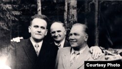 Янка Брыль, Янка Шарахоўскі і Міхась Машара ў 1952 годзе.