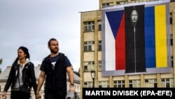 Большой баннер на здании в столице Чехии, на котором изображен руководитель России Владимир Путин в черном мешке для трупов между чешским и украинским флагами. Прага, 28 октября 2022 года