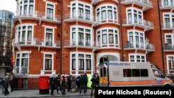 Полиция унаасы имаратка жакын токтотулуп, дароо салып кетишти. 11-апрель, 2019-жыл.