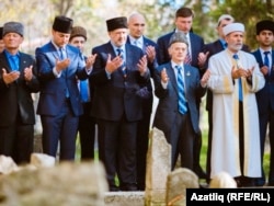 Яңа Мәҗлес әгъзалары ханнар зиратында дога кыла