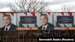 Передвиборчі плакати Віктора Орбана з закликом голосувати за його партію і гаслом «Угорщина понад усе!»
