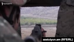 ՀՀ ԶՈՒ զինծառայողը մարտական հերթապահության ժամանակ, արխիվ