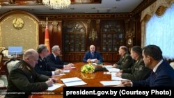 Олександр Лукашенко 7 серпня провів безпекову нараду, на якій закликав не «шкодувати грошей» на КДБ