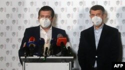  Чех премьер-министри Андрей Бабиш (оңдо) жана өлкөнүн ички иштер жана тышкы иштер министри Ян Гамачек. Прага шаары. 2021-жылдын 17-апрели.
