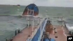 Танкер «Волгонефть 212», скриншот с видео МЧС РФ.