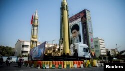 Тегерандын Бахаристан  аянтындагы ракеталардын  жана  жогорку  лидер аятолла Али Хаменеинин сүрөттөрү. 27-сентябрь, 2017-жыл. 