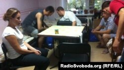 Міністр соціальної політики Наталя Королевська разом з потерпілими від аварії, лікарня професійних захворювань у Донецьку, 7 серпня 2013 року