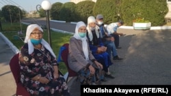 Избиратели ждут открытия участка в селе Шакаман. 25 июля 2021 года