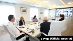 Глава правительства Георгий Гахария считает такие поправки в законодательство оправданными, так как они позволят сохранить контроль за распространением вируса