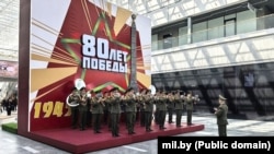 Оркестр грає на міжнародній виставці озброєнь MILEX‑2025 у Мінську, травень 2025 року. Серед учасників виставки Росія та Китай