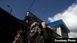 Люди мечтают вернуться на прежние рабочие места, ведь трех дней они не проработали в новом переоборудованном помещении рынка, но продолжают терпеливо ждать