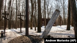 Внутрішній компонент, судячи з усього, касетної ракети, запущеної з реактивної системи залпового вогню БМ-30 «Смерч», біля могил Меморіалу пам’яті тисячам польських офіцерів, убитих у 1940 році органами НКВС СРСР (Катинський розстріл). Харків, 23 березня 2022 року 