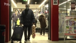 Боротьба з COVID-19 у Сербії: літнім людям виділили 3 години на останні закупівлі перед Великоднем – відео