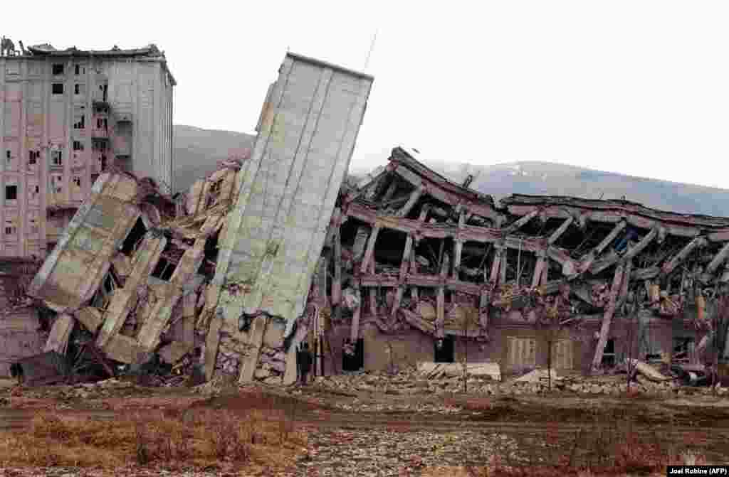 У многих домов треснул фундамент и первые этажи, в результате чего они начали падать друг на друга.&nbsp; &nbsp;