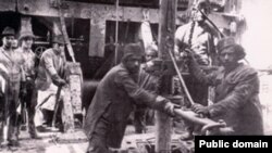 آمريکايی ها پی در پی به ايرانيان يادآوری می کردند که قراردادنفتی شان با انگلیس، به زيان آن هاست. به دنبال همين رايزنی ها، رضاشاه فرمان داد پرونده نفت را بسوزانند